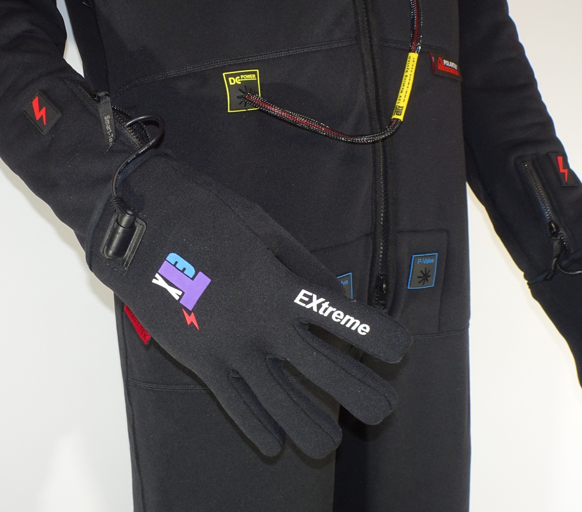 Extreme heated diving gloves with DC angle connector